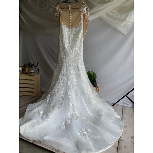 Illusion neckline, mermaid style wedding dress - Picture 2 of 3